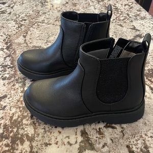 Girls black size 1 zip up boots.  Only worn once!